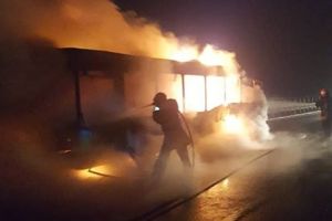 Autobuz în flăcări, pe autostradă! N-a mai putut fi salvat nimic (GALERIE FOTO)