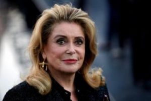 Rochiile create de Yves Saint Laurent pentru actrita Catherine Deneuve, vandute cu peste 1 milion de dolari