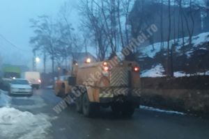 DÂMBOVIȚA: Ministerul Transporturilor a trimis două utilaje de mare capacitate pentru deszăpezirea zonei montante