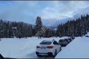 Se coboară din munte, pe DJ 714, în coloană, cu asistenţă din partea autorităţilor