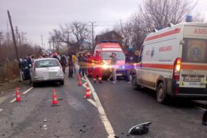 FOTO/ UPDATE Accident grav la intrare în Petreşti: Cinci persoane au fost rănite în urma unei coliziuni intre două maşini. Șoferul vinovat era beat
