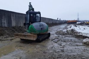 O locuinţă inundată, alte 10 sunt în pericol, la Băbeni. Pârâul a ieşit din matcă