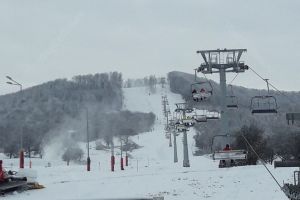 Teleschi pentru o pârtie mai mult închisă. Cât costă moftul municipalităţii