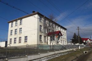 Bani aruncaţi... la toaletă: Şcoala care are un WC cu două etaje, investiţie de 87.000 de euro, dar în care elevii nu pot intra