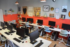 Tinerii clujeni cu deficienţe de auz au şansa să înveţe programare