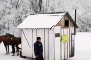 Un botoşănean îşi plimbă nevasta gravidă prin sat cu... CASĂ cu tot I VIDEO