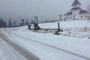 Ceata in Pasul Prislop. Circulatia rutiera se desfasoara in conditii de iarna. Drumarii au intervenit cu sute de tone de material antiderapant