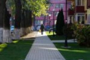 Parcări moderne şi gazon în faţa blocurilor, în toate cartierele Reşiţei