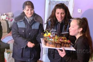 Poliţiştii vrânceni, îngeri păzitori pentru trei orfani de mamă. O poveste RĂSCOLITOARE