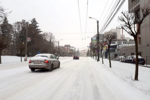 Timişoara sub zăpadă. Autorităţile locale spun că s-a intervenit pe străzi