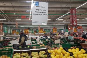 FOTO. Fructe toxice? Mesajul dintr-un supermarket din Satu Mare