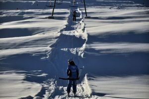 VIDEO. Trei tineri cu spirit de aventură s-au rătăcit la Șureanu: Unul a reuşit să se întoarcă la pârtie, iar ceilalţi au fost găsiţi de salvatori