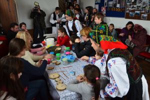 Înghesuială la „Atelierul de suveniruri” de la Bratca: Copii şi adulţi au învăţat să picteze pe lemn şi reţete „ca la mama-n bătătură” (FOTO)