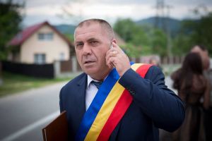 Primarul Gheorghe Dumbravă a dat ordinul de începere pentru două lucrări importante din comuna Stoeneşti