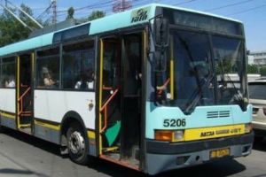 SCANDAL la STB. Șoferii de troleibuze se REVOLTĂ. Aceştia susţin că au fost UITAȚI pe trasee, în frig şi fără mâncare