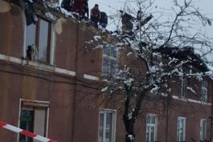 Încă un acoperiş al unui bloc din Aninoasa s-a prăbuşit