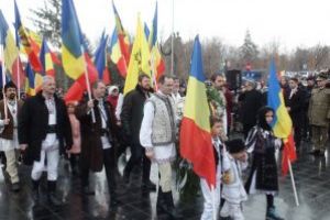 Hora Unirii în faţa Teatrului „Andrei Mureşanu”, ca protest faţă de piesa „Nu chiar 1918″