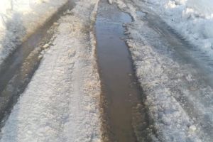 Video: Drumul spre dispensarul şi şcolile din Samarineşti, impracticabil din cauza zăpezii! Doi şoferi au rămas împotmoliţi, după ce şi-au distrus componente ale autoturismelor