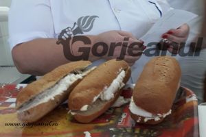 Micul dejun sărac şi anost, la Spitalul Judeţean de Urgenţă Târgu-Jiu: O chiflă cu margarină şi dulceaţă la vrac, completată cu o cană de ceai