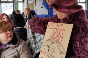 VIDEO Profesor universitar din Iaşi, lovit cu pumnul în gură pentru lozinci anti-PSD.