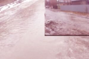 Din cauza poleiului, oamenii din judet meg cu galeata de sare sa-si cumpere paine