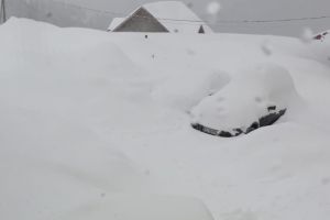 Drumul spre Rânca, deblocat cu nămeţi de 6 metri!