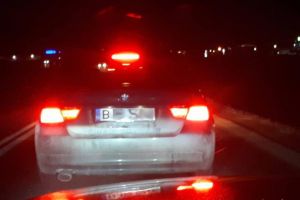 FOTO/ ȘTIREA TA/ Ce fac unii când se plictisesc la ”eterna coadă de maşini” dintre Sebeş şi Alba Iulia: îşi curăţă maşina şi aruncă gunoiul pe drum