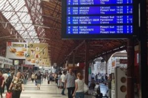 HAOS în GARA de NORD. Întârzieri de zeci de minute. Se CIRCULĂ doar pe 4 LINII 