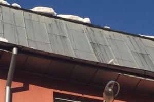 „Atenţie, cad ţurţuri” nu scapă de răspundere proprietarii de case, dacă bucăţile de gheaţă cad şi rănesc pietoni sau distrug maşini 
