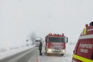 Un şofer a murit, trei oameni au ajuns la spital. Accident cu un autobuz implicat, în Caraş Severin