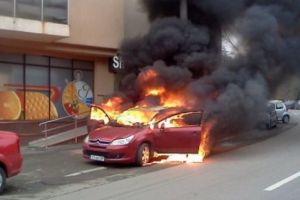 Situaţie INCREDIBILĂ în traficul din Iaşi. O maşină a LUAT FOC la SEMAFOR