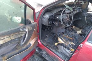 Maşină arsă pe o stradă din Deva (galerie foto-video)