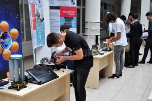 Patru echipaje de elevi din judeţ s-au calificat la competiţii de inventică din Emiratele ...