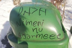 Coşurile de gunoi şi băncile din Parcul Şipote, distruse de vandali