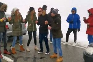 VIDEO| Horă pe Transalpina: Sătui să aştepte în trafic din cauza aglomeraţiei, mai mulţi turişti au dat drumul la muzică şi au început să joace