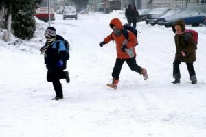 Copiii s-au întors la şcoală, medicii îi controlează „prin sondaj, în unele unităţi” pentru a descoperi dacă au semne de gripă