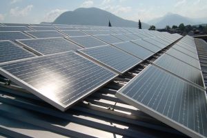 Producători de curent, cu bani de la stat. Românii pot lua până la 20 de mii de lei pentru panouri fotovoltaice