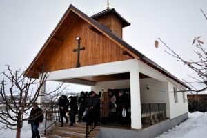 Topliţa a primit de la IPS Andrei „Diploma Omagială a susţinătorilor satului românesc în Episcopia Covasnei şi Harghitei”