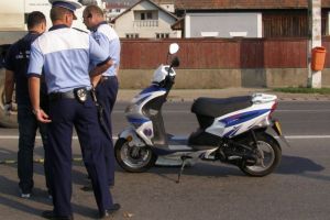Copil prins la plimbare cu un scuter neînmatriculat la Brădeni