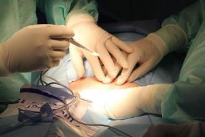 Medicii au uitat timp de un an două bucăţi de tifon în corpul unei fetiţe