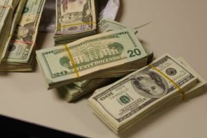Procurorii au recuperat 11.300 de dolari falşi. 1.000 ar mai fi pe piaţă