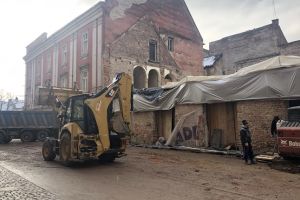 Cu buldozerul printre pietoni şi în mizerie. Primăria plăteşte şantierul de pe Alecsandri 1