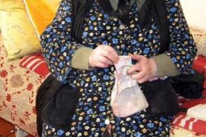 Bătrână de 84 de ani lăsată fără banii ”puşi de-o parte”, de o consăteancă