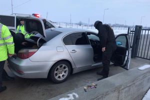 FOTO/VIDEO. Percheziţii în Odoreu. Șofer drogat, săltat de mascaţi în trafic