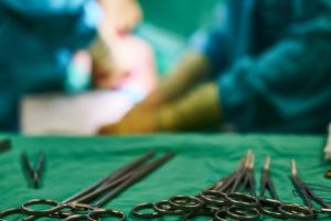 VIDEO Copil de 11 ani, adus de urgenţă la spitalul din Braşov, cu un tifon uitat acum un an de medicii din Sinaia