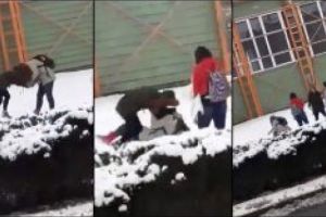 Atenţie, imagini cu puternic impact emoţional! O elevă a fost bătută de două colege, în plină stradă! Cei care au trecut prin zonă n-au intervenit  Citeşte întreaga ştire: O elevă a fost bătută de două colege, în plină stradă! Cei care au trecut prin zonă