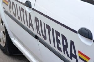 Un “trenuleţ” de sănii a intrat într-o maşină. Ghinion pentru şofer: era băut!