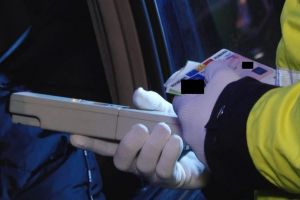 Conducători auto depistaţi de poliţişti, la volan, sub influenţa alcoolului