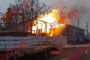 ALERTĂ la Constanţa. INCENDIU la FABRICA de MOBILĂ
