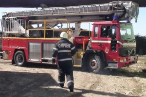 Bunicuţă căzută în casă, salvată de pompieri, pe strada Peneş Curcanul din Oradea